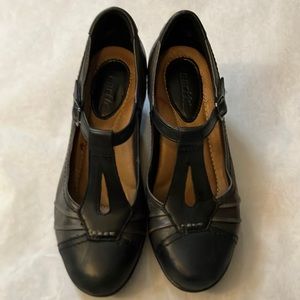 Earth Brand Black/Gray Leather T-Strap Pump